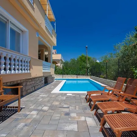 Apartman Tina 2 *