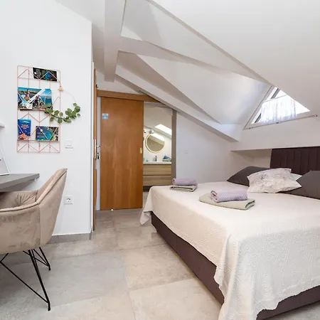 Apartman Tina 2 *